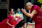Его Святейшество Далай-лама приветствует аудиторию перед началом лекции. Окинава, Япония. 11 ноября 2012 г. Фото: Office of Tibet Japan