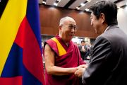 Бывший премьер-министр Японии Синдзо Абэ приветствует Его Святейшество Далай-ламу в здании японского парламента. Токио, Япония. 13 ноября 2012 г. Фото: Tibet Office Japan