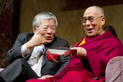 Его Святейшество Далай-лама и молекулярный биолог Сусуми Тонегава во время конференции в Институте общечеловеческих ценностей. Токио, Япония. 13 ноября 2012 г. Фото: Tibet Office Japan
