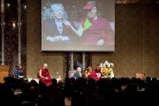 Его Святейшество Далай-лама и другие участники дискуссии "Наука об уме, древняя исцеляющая мудрость: баланс ума и тела", организованной Институтом общечеловеческих ценностей. Токио, Япония. 13 ноября 2012 г. Фото: Tibet Office Japan