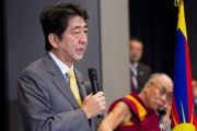 Бывший премьер-министр Японии Синдзо Абэ выступает со вступительной речью на встрече с членами парламента, прежде чем передать слово Его Святейшеству Далай-ламе. Токио, Япония. 13 ноября 2012 г. Фото: Tibet Office Japan