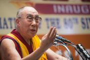 Его Святейшество Далай-лама выступает с речью на торжественной церемонии, посвященной 80-му ежегодному паломничеству Сивагири. Варкала, штат Керала, Индия. 24 ноября 2012 г. Фото: Тензин Чойджор (офис ЕСДЛ)