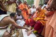 Его Святейшество Далай-ламу встречают традиционным ритуалом омовения ног. Варкала, штат Керала, Индия. 24 ноября 2012 г. Фото: Тензин Чойджор (офис ЕСДЛ)