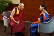 Его Святейшество Далай-лама дает интервью каналу Indiavision News в Кочи, штат Керала, Индия. 25 ноября 2012 г. Фото: Джереми Рассел (офис ЕСДЛ)