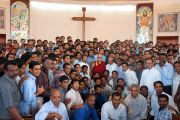 Дээрхийн гэгээнтэн Далай лам тус сургуулийн сүмд ажилчид болон оюутан залуучуудтай хамт. Энэтхэг, Карнатака муж, Бангалор хот. 2012, 11 сар, 26. Зургийг Джереми Рассел (ДЛО)