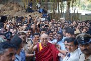 Его Святейшество Далай-лама фотографируется со студентами Христианского университета после лекции о религии и науке. Бангалор, штат Карнатака, Индия. 26 ноября 2012 г. Фото: Джереми Рассел (Офис ЕСДЛ)