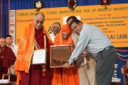Его Святейшеству Далай-ламе вручают звание почетного профессора университета Тумкур. Бангалор, штат Карнатака, Индия. 27 ноября 2012 г. Фото: Джереми Рассел (Офис ЕСДЛ)