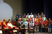 Христийн их сургуульд суралцаж буй Төвд оюутнууд Дээрхийн гэгээнтнийг тус сургуульд айлчлах үеэр нийтээр Төвд үндэстний дуу дуулав. Энэтхэг, Карнатака муж, Бангалор хот. 2012, 11 сар, 26. Зургийг Джереми Рассел (ДЛО)