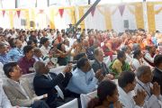Во время выступления Его Святейшества Далай-ламы на открытии конференции "Йога в образовании" в университете Тумкур. Бангалор, штат Карнатака, Индия. 27 ноября 2012 г. Фото: Джереми Рассел (Офис ЕСДЛ)