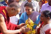 Его Святейшество Далай-лама принимает традиционное подношение в университете Тумкур. Бангалор, штат Карнатака, Индия. 27 ноября 2012 г. Фото: Джереми Рассел (Офис ЕСДЛ)