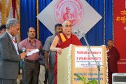 Его Святейшество Далай-лама выступает на открытии конференции "Йога в образовании" в университете Тумкур. Бангалор, штат Карнатака, Индия. 27 ноября 2012 г. Фото: Джереми Рассел (Офис ЕСДЛ)