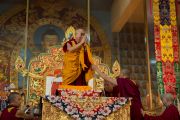 Его Святейшество Далай-лама приветствует людей, собравшихся на учения в монастыре Ганден. Мандгод, штат Карнатака, Индия. 30 ноября 2012 г. Фото: Manuel Bauer
