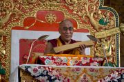 Его Святейшество Далай-лама держит в руках один из восемнадцати коренных текстов, по которым он будет даровать учения в монастыре Ганден в ближайшие две недели. Мандгод, штат Карнатака, Индия. 30 ноября 2012 г. Фото: Manuel Bauer