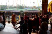 Его Святейшество Далай-лама приветствует тысячи людей, собравшихся на учения в монастыре Ганден. Мандгод, штат Карнатака, Индия. 30 ноября 2012 г. Фото: Manuel Bauer