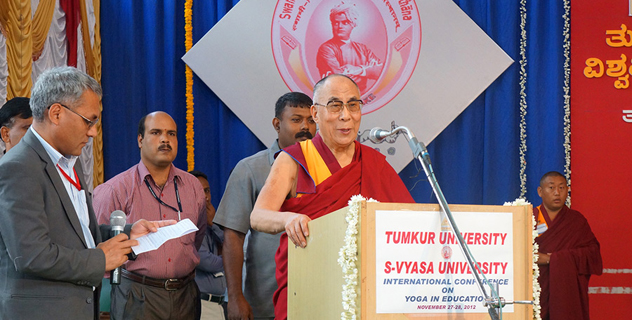 Далай-лама официально открыл конференцию по вопросам йоги в образовании в Университете Тумкур