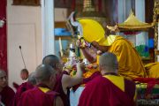 Его Святейшество Далай-лама принимает традиционные подношения перед тем, как обратиться к монахам монастыря Дрепунг с короткой речью. Мандгод, штат Карнатака, Индия. 29 ноября 2012 г. Фото: Тензин Чойджор (Офис ЕСДЛ)