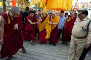 В начале второго дня учений Его Святейшество Далай-лама и досточтимый Шарпа Чойдже направляются в главный молитвенный зал монастыря Ганден. Мандгод, штат Карнатака, Индия. 1 декабря 2012 г. Фото: Тензин Чойджор (Офис ЕСДЛ)