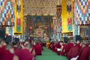 Большой молитвенный зал монастыря Ганден, в котором проходят учения Его Святейшества Далай-ламы. Мандгод, штат Карнатака, Индия. 1 декабря 2012 г. Фото: Тензин Чойджор (Офис ЕСДЛ)