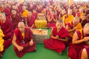 Монахи ожидают перерыва в учениях, чтобы раздать слушателям хлеб и чай. Монастырь Ганден, Мандгод, штат Карнатака, Индия. 1 декабря 2012 г. Фото: Manuel Bauer