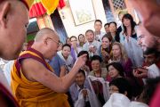 Его Святейшество Далай-лама беседует с участниками учений. Мандгод, Индия. 2 декабря 2012 г. Фото: Тензин Чойджор (Офис ЕСДЛ)