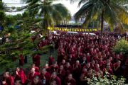 Тибетские монахи ожидают Его Святейшество Далай-лама у монастыря Ньингма Сангнгак Чойкорлинг. Мандгод, Индия. 2 декабря 2012 г. Фото: Тензин Чойджор (Офис ЕСДЛ)