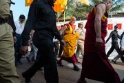Его Святейшество Далай-лама направляется в монастырь Ганден Янцзе, чтобы начать третий день учений. Мандгод, Индия. 2 декабря 2012 г. Фото: Тензин Чойджор (Офис ЕСДЛ)