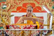 Его Святейшество Далай-лама зачитывает один из 18 текстов традиции Ламрим на шестой день учений. 7 декабря 2012. Мандгод, Индия. Фото: Манюэль Бауэр