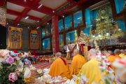 Его Святейшество Далай-лама дарует учения в монастыре Дрепунг Лоселинг на седьмой день большого цикла учений по 18 коренным текстам и комментариям традиции Ламрим. 6 декабря 2012. Мандгод, Индия. Фото: Манюэль Бауэр