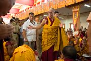 Его Святейшество приветствует многочисленных участников его учений в монастыре Ганден Джангце. 5 декабря 2012. Мандгод, Индия. Фото: Манюэль Бауэр