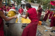 Приготовление обеда для 25 тысяч участников учений Его Святейшества Далай-ламы по 18 коренным текстам и комментариям традиции Ламрим. 5 декабря 2012. Мандгод, Индия. Фото: Манюэль Бауэр