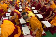 17 тысяч монахов и монахинь слушают учения Его Святейшества Далай-ламы по 18 коренным текстам и комментариям традиции Ламрим. 4 декабря 2012. Мандгод, Индия. Фото: Манюэль Бауэр