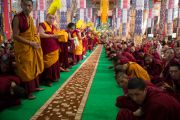 Ожидание Его Святейшества Далай-ламы в монастыре Дрепунг Лоселинг перед началом седьмого дня учений по 18 коренным текстам и комментариям традиции Ламрим. 6 декабря 2012. Мандгод, Индия. Фото: Манюэль Бауэр