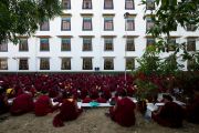 Монахи слушают учения Его Святейшества Далай-ламы по 18 коренным текстам и комментариям традиции Ламрим у стен монастыря Дрепунг Лоселинг. 7 декабря 2012. Мандгод, Индия. Фото: Манюэль Бауэр