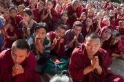 Многотысячная толпа тибетцев слушает ждет прибытия Его Святейшества Далай-ламы у стен монастыря Дрепунг Лоселинг. 8 декабря 2012. Мандгод, Индия. Фото: Манюэль Бауэр