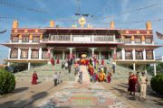 Его Святейшество Далай-лама покидает монастырь Дрепунг Гоманг по пути на  учения по 18 коренным текстам и комментариям традиции Ламрим в монастыре Дрепунг Лоселинг. 8 декабря 2012. Мандгод, Индия. Фото: Манюэль Бауэр