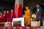 Его Святейшество Далай-лама, почетные гости и участники торжеств почтили минутой молчания память всех, кто пожертвовал жизнью во имя тибетского дела. Мандгод, Индия. 10 декабря 2012 г. Фото: Тензин Чойджор (офис ЕСДЛ)
