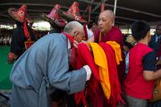 Участникам концерта вручают памятные шарфы в память о праздновании 23-летия вручения Далай-ламе Нобелевской премии мира. Мандгод, Индия. 10 декабря 2012 г. Фото: Тензин Чойджор (офис ЕСДЛ)