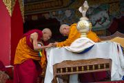 Ганден Трипа Ризонг Ринпоче и Его Святейшество Далай-лама во время празднования 23-летия вручения Далай-ламе Нобелевской премии мира. Мандгод, Индия. 10 декабря 2012 г. Фото: Тензин Чойджор (офис ЕСДЛ)