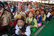 Участники концерта в традиционных тибетских костюмах слушают выступающих с речами по случаю 23-летия вручения Далай-ламе Нобелевской премии мира. Мандгод, Индия. 10 декабря 2012 г. Фото: Тензин Чойджор (офис ЕСДЛ)