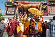 Его Святейшество Далай-лама выходит из монастыря школы Сакья. Мандгод, Индия. 12 декабря 2012 г. Фото: Тензин Чойджор (Офис ЕСДЛ)