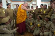 Его Святейшество Далай-лама фотографируется с женщинами-полицейскими, обеспечивающими его безопасность во время посещения Мандгода. Штат Карнатака, Индия. 12 декабря 2012 г. Фото: Тензин Чойджор (Офис ЕСДЛ)