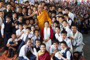 Его Святейшество Далай-лама фотографируется на память с учениками Центральной школы для тибетцев. Мандгод, Индия. 12 декабря 2012 г. Фото: Тензин Чойджор (Офис ЕСДЛ)