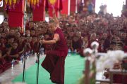 Монахи монастыря Дрепунг Лоселинг проводят показательный философский диспут для Его Святейшества Далай-ламы. Мандгод, Индия. 12 декабря 2012 г. Фото: Тензин Чойджор (Офис ЕСДЛ)