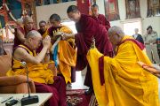 Его Святейшество Далай-лама принимает традиционные подношения в монастыре школы Сакья. Мандгод, Индия. 12 декабря 2012 г. Фото: Тензин Чойджор (Офис ЕСДЛ)