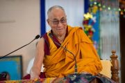 Его Святейшество Далай-лама обращается с речью к ученикам Центральной школы для тибетцев. Мандгод, Индия. 12 декабря 2012 г. Фото: Тензин Чойджор (Офис ЕСДЛ)