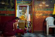 Во время молебна о долголетии Его Святейшества Далай-ламы в монастыре Дрепунг в Мандгоде, Индия. 13 декабря 2012 г. Фото: Тензин Чойджор (Офис ЕСДЛ)