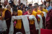 Во время молебна о долголетии Его Святейшества Далай-ламы в монастыре Дрепунг в Мандгоде, Индия. 13 декабря 2012 г. Фото: Тензин Чойджор (Офис ЕСДЛ)