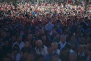 Тысячи людей собрались, чтобы принять участие в молебне о долголетии Его Святейшества Далай-ламы в монастыре Дрепунг в Мандгоде, Индия. 13 декабря 2012 г. Фото: Тензин Чойджор (Офис ЕСДЛ)