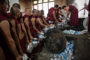 Монахи готовят чай, чтобы угостить им гостей, присутствующих на молебне о долголетии Его Святейшества Далай-ламы в монастыре Дрепунг в Мандгоде, Индия. 13 декабря 2012 г. Фото: Тензин Чойджор (Офис ЕСДЛ)