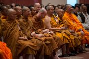 Участники диалога Его Святейшества Далай-ламы с тайскими буддийскими учеными, посвященного теме "Разные пути для достижения общей цели". Дели, Индия. 16 декабря 2012 г. Фото: Тензин Чойджор (Офис ЕСДЛ)